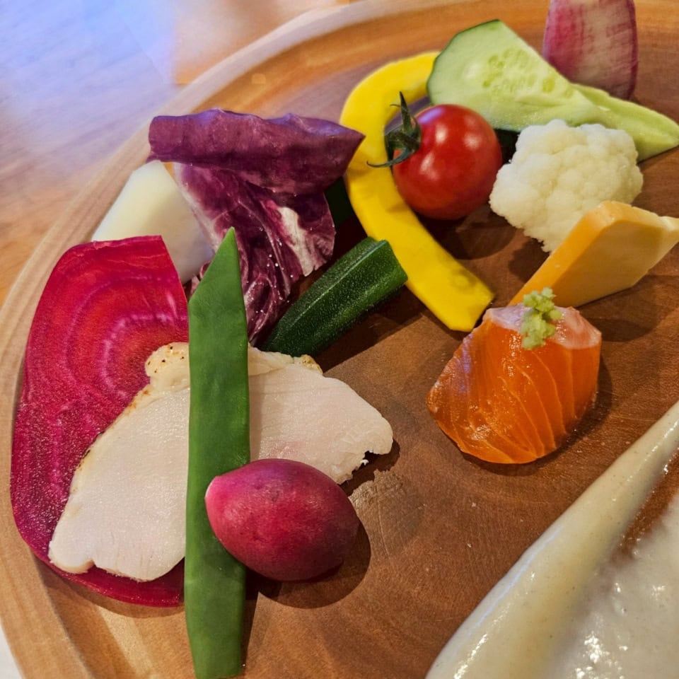 武尊サーモンは、群馬県川場村で養殖されているニジマスのブランド。お肉もお野菜もお魚も、こちらのプレート、すべて奥利根で採れたものだけで構成されているのです。