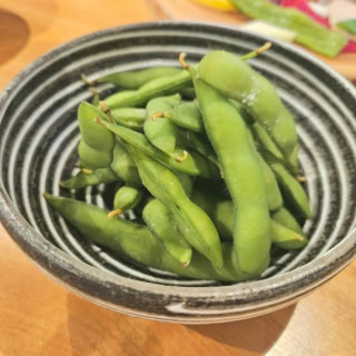 お品書きにもなく、そっと出てきた枝豆だってビビるほど美味しいわけ。どうやって茹でたのかしら。