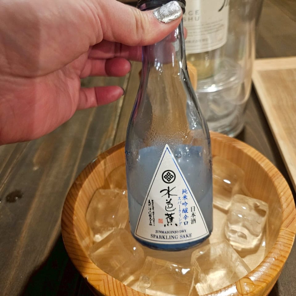 微発砲の日本酒『水芭蕉』を同席の方がお飲みになっていたので一口いただきましたが、ほんのり甘くて、「微か？」と思うほどスパークリング感があって、エレガントなお味でした。
