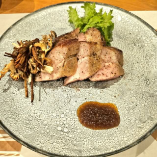 こちらは『尾瀬豚の燻し焼き』桜のチップで燻された豚肉に、お好みで柚子とんがらしをつけていただきます。大変に好みですのでしっかりつけました。