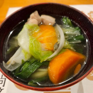 こちらが野菜たっぷりの『薬膳鍋』。お椀の中にしょうが、クコの実、まいたけ、しいたけ、ニラ、水菜、青梗菜、たもぎ茸、鶏肉などがごっそり入った野菜たっぷりのお椀。お味は鶏ガラベースの優しいお味です。