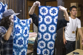 こんなふうに、手ぬぐいを染めることができます（体験料金は1,500円）。力の入れ具合で染まり具合が変わるから超楽しい！