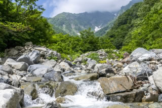 谷川岳をのぞむ「マチガ沢」も絶景の撮影ポイントのひとつ。沢の周辺って、夏は天然クーラーかってくらい涼しいんです。