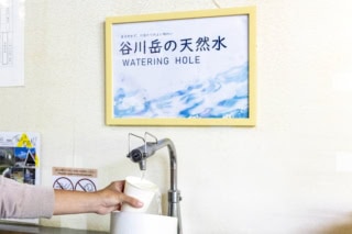 谷川岳ロープウェイを上がった地点で飲める湧き水。甘い、うまい！ 口あたりが柔らかい軟水で、10度くらいの冷たいお水がちょろちょろずっと流れているんです。もったいない、ホースくっつけて自宅まで引っ張って帰りたい！
