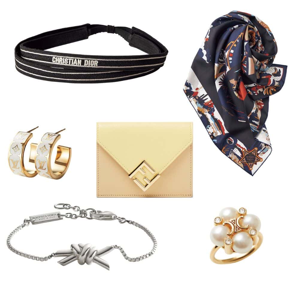 Dior シルバーロゴチャームピアス　巾着袋付き　　美品 Dior シルバーロゴチャームピアス 巾着袋付き 美品 エレガントな