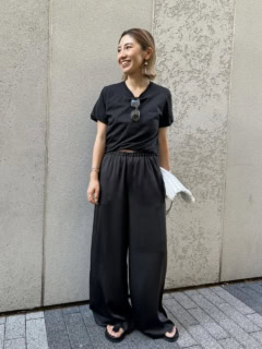 プラージュのTシャツとパンツ、ドラゴンのバッグ、エーエメリーのサンダル、エリッカ ニコラス ビゲイのバングルとピアス、ブランのサングラスは本人私物