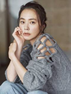ニットトップス￥16,500、デニム￥19,800（共にヘリンドットサイ／バロックジャパンリミテッド）、ピアス¥47,300（プラウ）