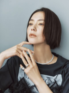 Tシャツ￥15,400（クチュール ド アダム／サロン アダム エ ロペ）、チュールトップス￥15,400（ヘリンドットサイ／バロックジャパンリミテッド）、ネックレス￥28,600（スティーン）、リング〈小指〉￥28,600（シンパシー オブ ソウル スタイル／共にフラッパーズ）、リング〈薬指〉￥25,300（プラウ）