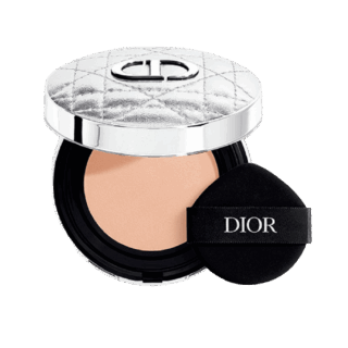 ディオール ディオールスキン フォーエヴァー イドラ グロウ クッション SPF50・PA+++ リフィル 全7色 ￥6,710、同 クッション ケース シルバー カナージュ ￥3,630（パルファン・クリスチャン・ディオール）
