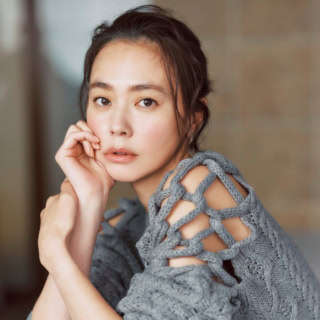 ニットトップス￥16,500（ヘリンドットサイ／バロックジャパンリミテッド）、ピアス¥47,300（プラウ）