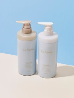 右から：ラサーナ プレミオール シャンプー 375mL ￥3,300、同 トリートメント 375g ￥3,850※専用空ボトル￥495別売り（全てヤマサキ）