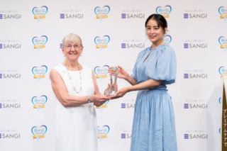 右から：山本美月さん、サンギ代表取締役社長 ロズリン・ヘイマンさん