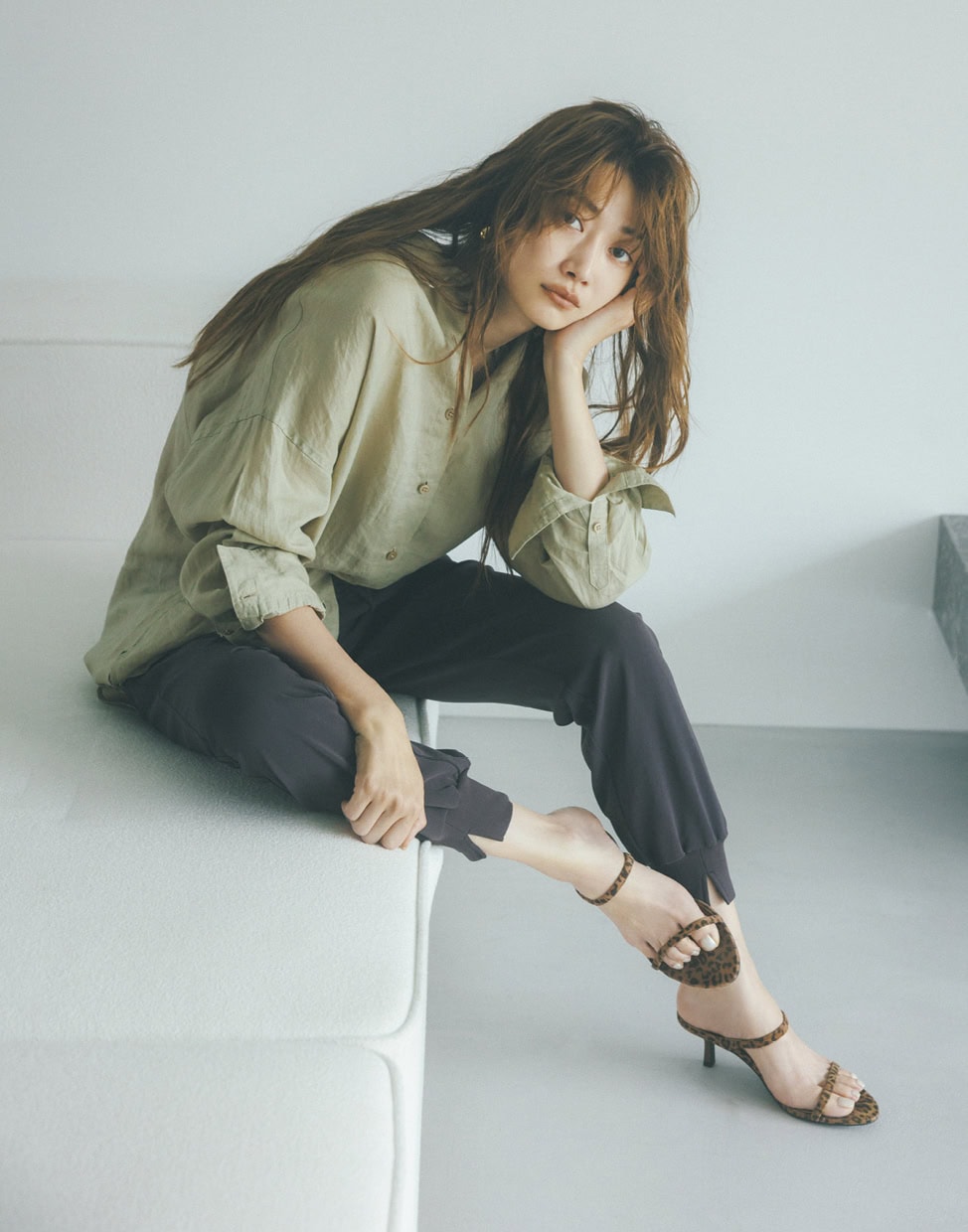 ジョガーパンツ¥13,200、シャツ¥15,400、サンダル¥17,600、ピアス¥6,930（全てバンヤードストーム／エレメントルールカスタマーサービス）