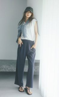 ワイドパンツ¥15,400、トップス¥8,250、肩に掛けたカーディガン¥13,200、サンダル¥16,500、キャップ¥5,500（全てバンヤードストーム／エレメントルール カスタマーサービス）