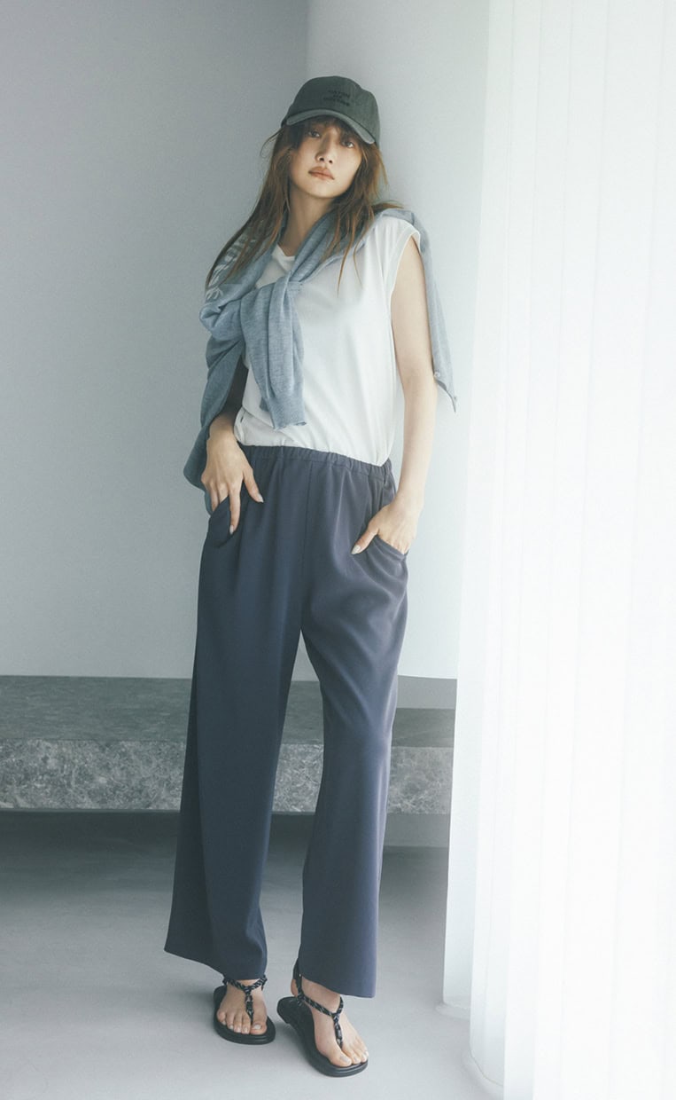 ワイドパンツ¥15,400、トップス¥8,250、肩に掛けたカーディガン¥13,200、サンダル¥16,500、キャップ¥5,500（全てバンヤードストーム／エレメントルール カスタマーサービス）