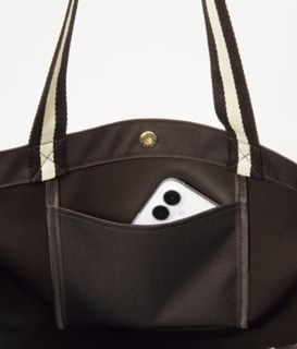 上部内側に付いたポケットは、スマートフォンや鍵、カードなどの収納に。バッグトップにはスナップボタンも付いているので安心。