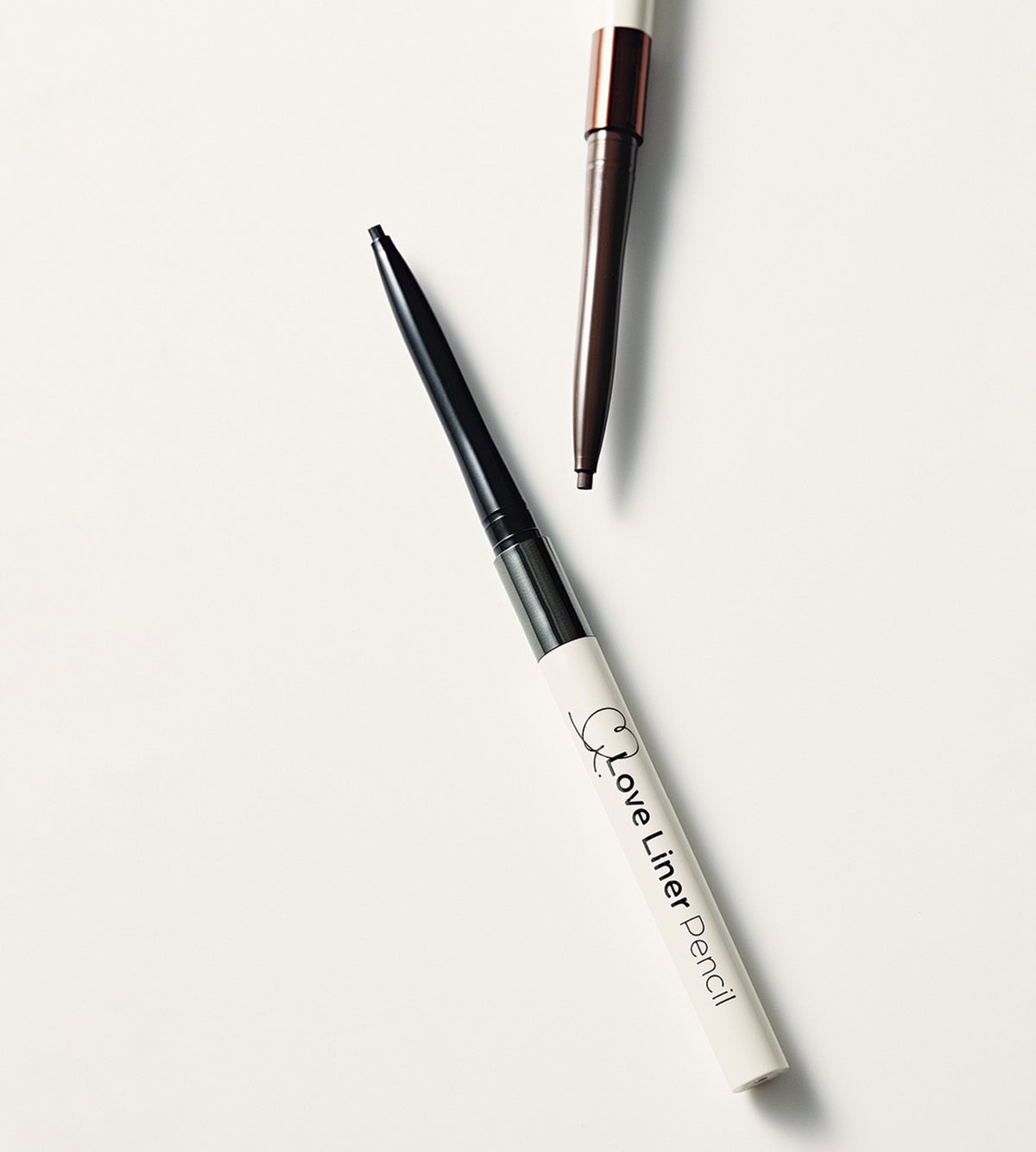 Love Liner クリームフィットペンシルR 極細楕円芯〈アイライナー〉 ブラック、ミディアムブラウン 各¥1,320（msh）