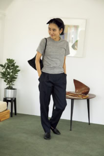 ヴィンテージのTシャツ、PRADAのスラックス、COUDREのヘアバンドとピアス、ANTEPRIMAのバッグ、Dhyana.のローファー／全て本人私物