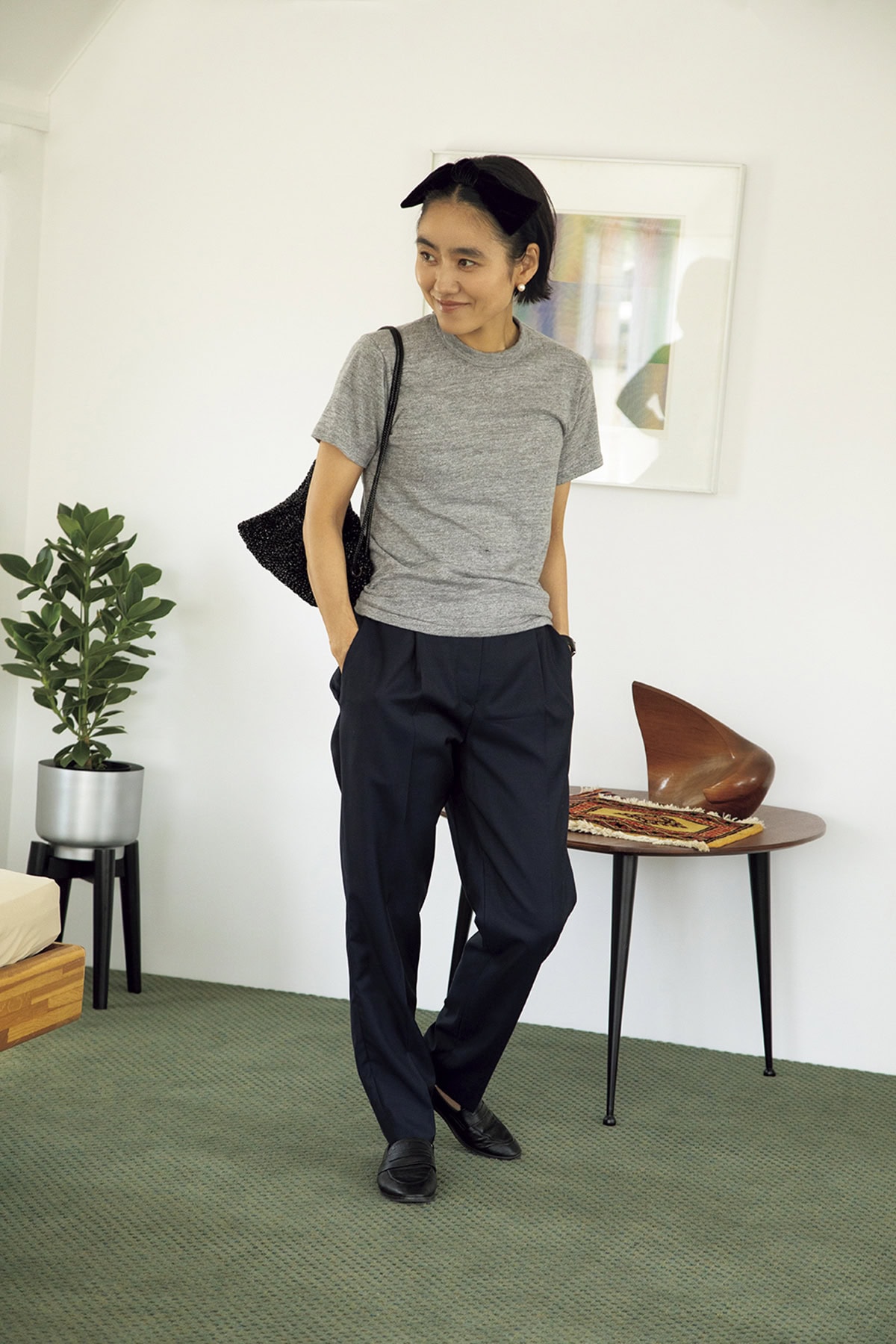 ヴィンテージのTシャツ、PRADAのスラックス、COUDREのヘアバンドとピアス、ANTEPRIMAのバッグ、Dhyana.のローファー／全て本人私物
