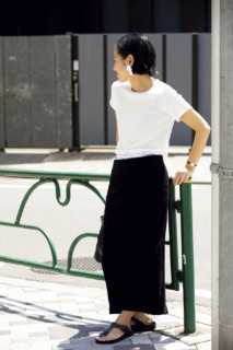 THE ROWのTシャツ、MADISONBLUEのタイトスカート、Calvin Kleinのボクサーショーツ、COUDREのピアスとバッグ、BIRKENSTOCKのサンダル／全て本人私物