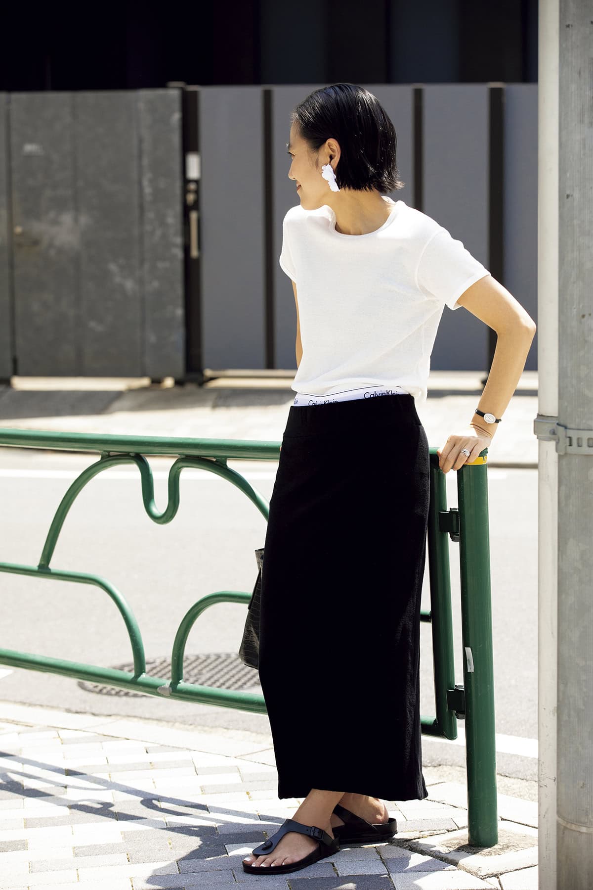 THE ROWのTシャツ、MADISONBLUEのタイトスカート、Calvin Kleinのボクサーショーツ、COUDREのピアスとバッグ、BIRKENSTOCKのサンダル／全て本人私物