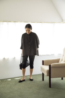 ebureのシャツ、COUDREのサイクリングパンツ、Alexander McQueenのピアス、THE ROWのバッグ、MANOLO BLAHNIKのサンダル／全て本人私物