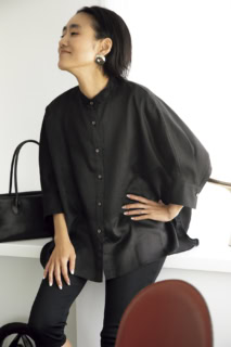 ebureのシャツ、COUDREのサイクリングパンツ、Alexander McQueenのピアス、THE ROWのバッグ、MANOLO BLAHNIKのサンダル／全て本人私物