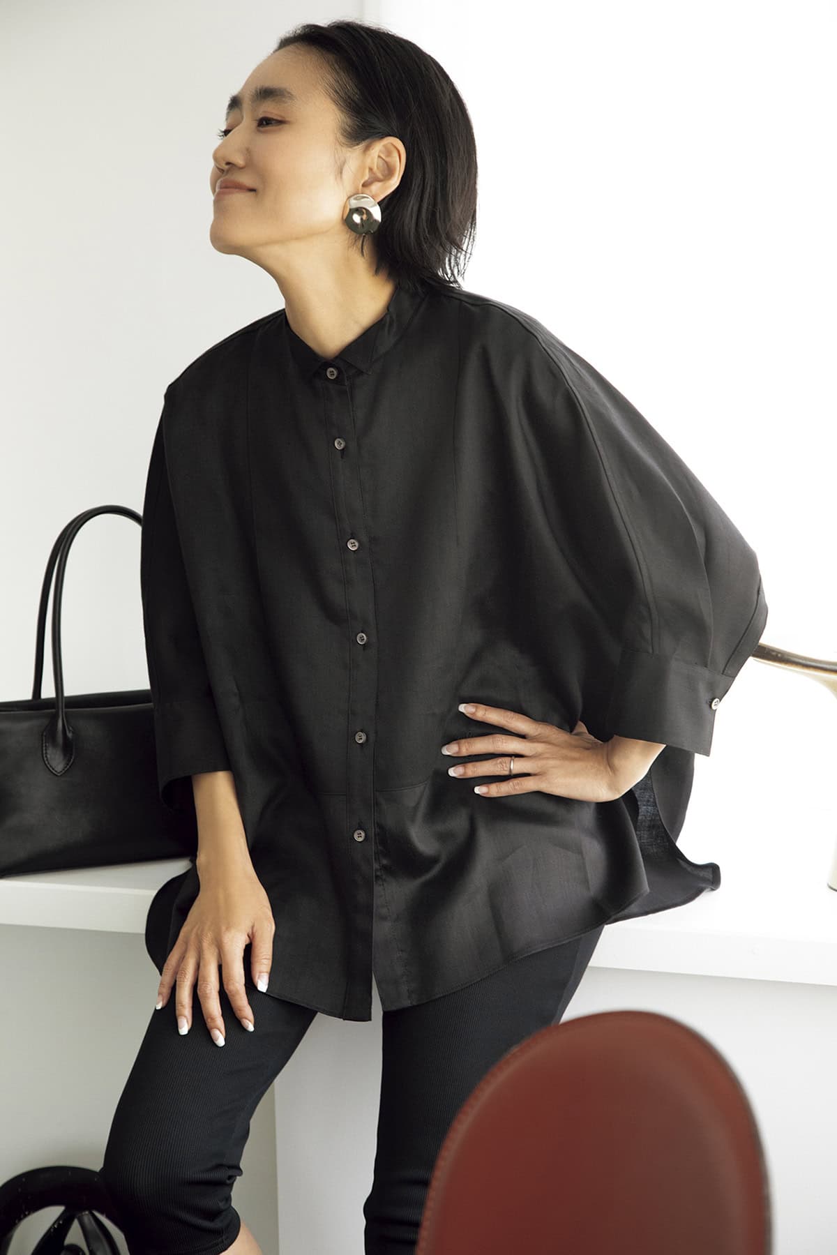 ebureのシャツ、COUDREのサイクリングパンツ、Alexander McQueenのピアス、THE ROWのバッグ、MANOLO BLAHNIKのサンダル／全て本人私物