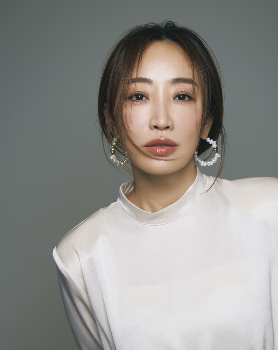 ドレス¥82,500（リヴィアナ コンティ／イザ）、ピアス¥14,800（ダブルスタンダードクロージング／フィルム）