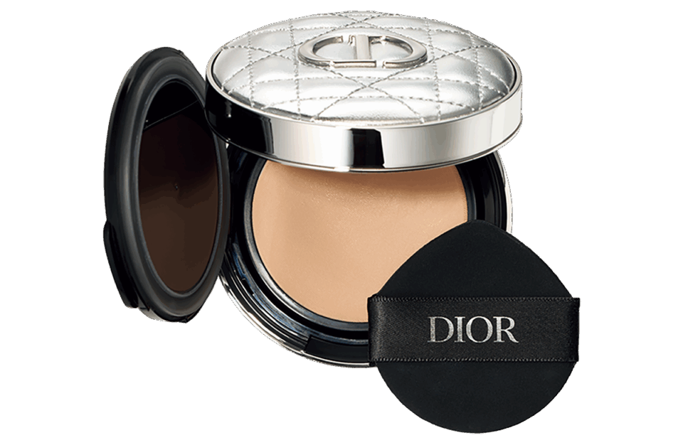 DIOR ディオールスキン フォーエヴァー イドラ グロウ クッション SPF50/PA+++ 全7色 リフィル ¥6,710、同 クッション ケース シルバー カナージュ ¥3,630（共にパルファン・クリスチャン・ディオール）