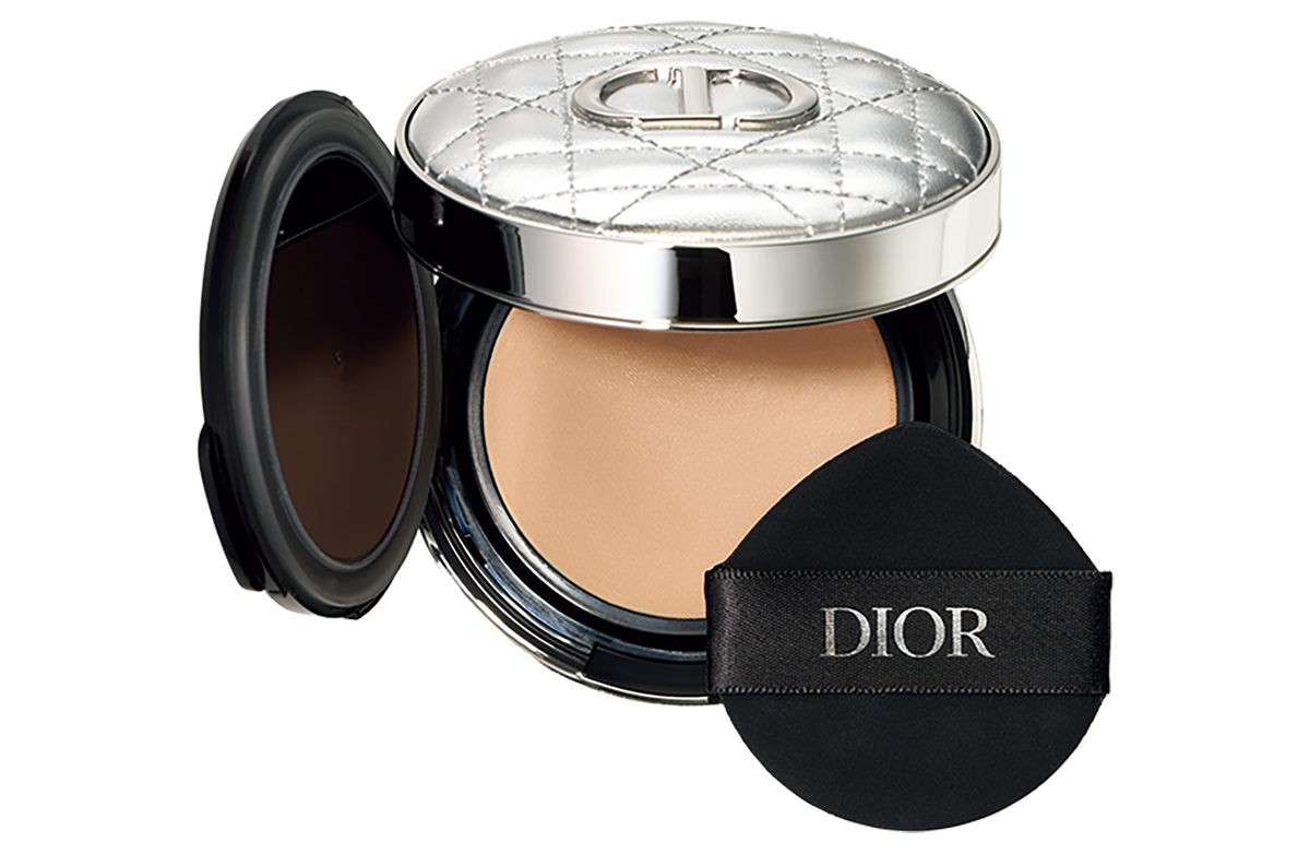 DIOR ディオールスキン フォーエヴァー イドラ グロウ クッション SPF50/PA+++ 全7色 リフィル ¥6,710、同 クッション ケース シルバー カナージュ ¥3,630（共にパルファン・クリスチャン・ディオール）