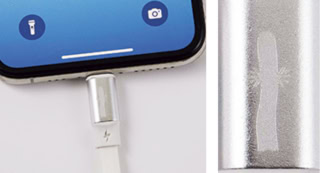 スマートフォン用（iPhone対応）の出力用の端子は、スマートフォンの画面を上にした状態でニョロニョロのマークを上にして差し込んでください。