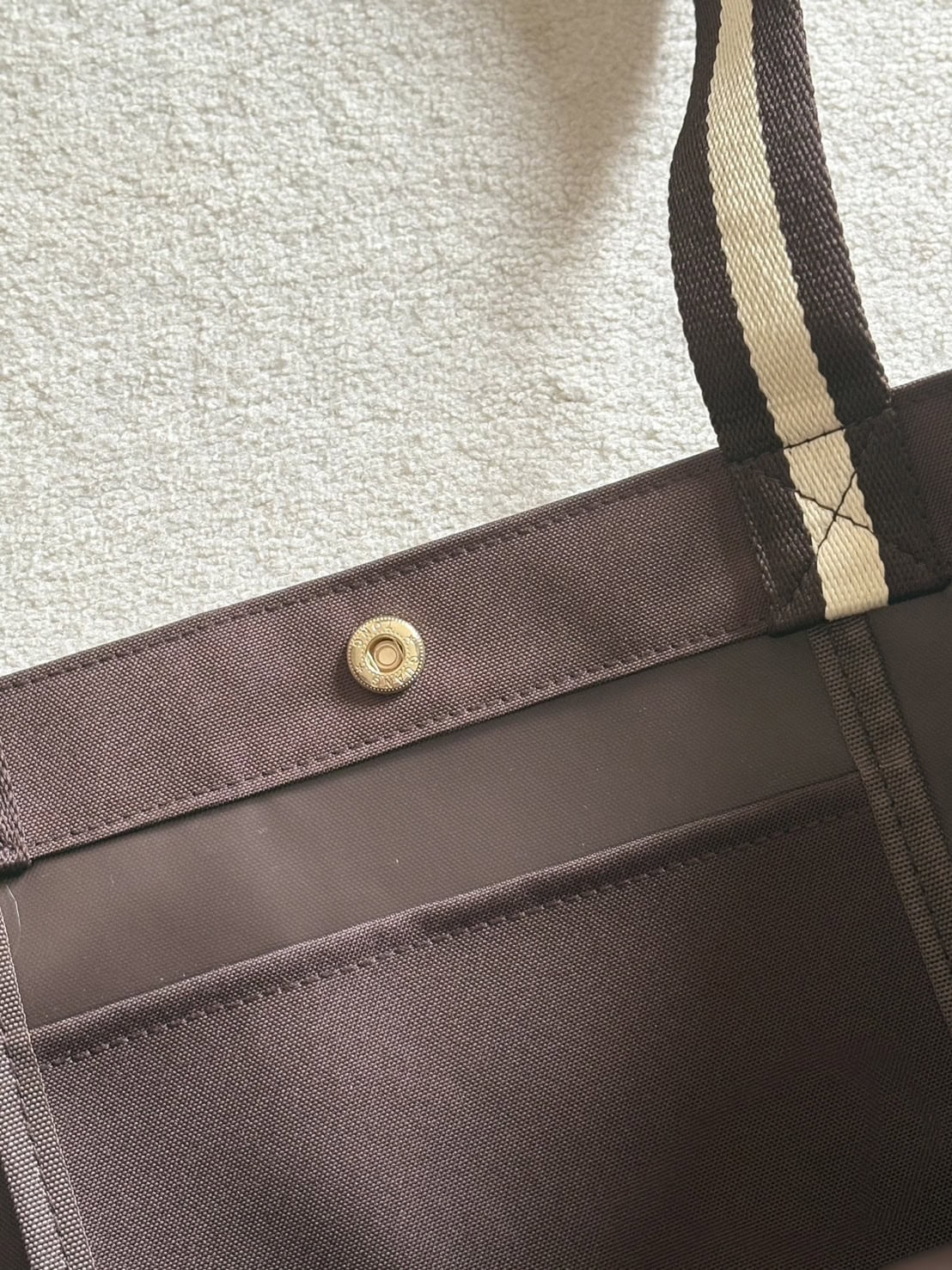 内側にはポケット付き。スマートフォンやお財布など、小物を入れるのに便利。