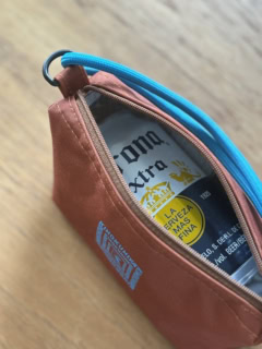 おにぎりポーチは350ml缶がひとつぴったり収まるサイズ感。