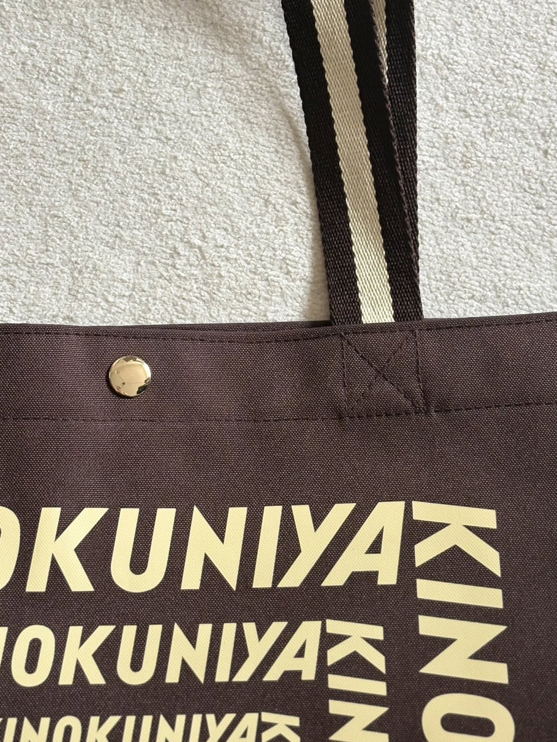 持ち手はレジメンタル、ボタンはゴールドに。