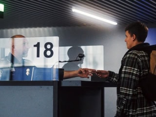 8月1日より、新宿ピカデリーほか全国ロードショー『入国審査』