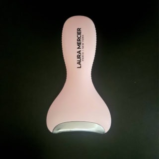 こちらがotona ROSY　2025・Summerの特別付録、LAURA MERCIER［ローラ メルシエ］キュッと冷たい！ビューティスティック。付録なので、本体価格の1,990円で入手できたことになります。本誌の表紙は麗しのMEGUMI様で、誌面では華々しいベストコスメの発表がなされていました。