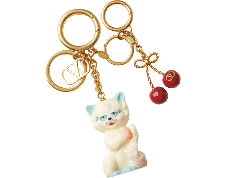 「この猫の表情がたまりません！」左から：キャットキーチャーム¥96,800、チェリーキーチャーム¥85,800（共にヴァレンティノ ガラヴァーニ／ヴァレンティノ インフォメーションデスク）