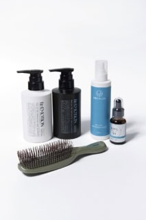 右から：BMS ホームケア SC スカルプエッセンス50 30mL ￥35,000、RE ホームケア リファイニング ミスト 180mL ￥3,080（共にRESALON）、ReEMOTION ハニースイートクレンジングシャンプー 300mL ￥4,620、同 ハニースイートモイストトリートメント 300g￥4,620（共にKEN）、シャンプーブラシ ￥7,900（AKNIR）