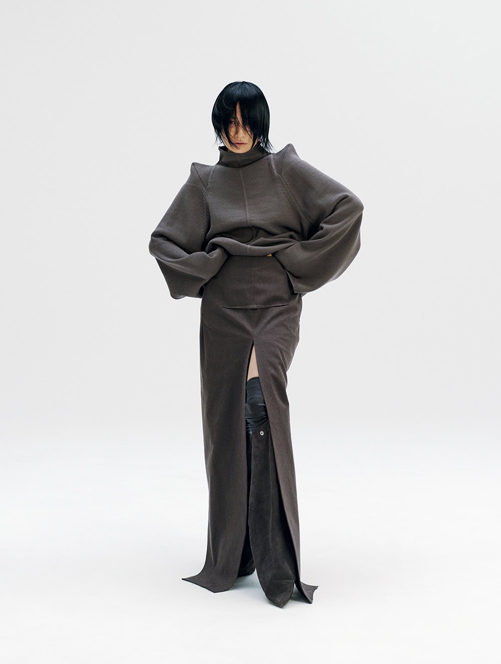 パワーショルダーニット￥261,800、フロントスリットスカート￥202,400、キスブーツ￥663,300（全てリック･オウエンス／イーストランド）