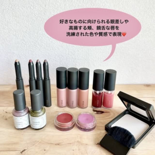 ニュアンス シャドウ スティック 限定3色 各¥3,300、ニュアンス フェイスカラー 限定2色 各¥3,190、ニュアンス リップグロス 新2色 各¥3,300、ニュアンス リップボーダー ライナー 新1色 ¥3,300、アップリフト ネイルカラー 限定2色 各¥2,090e（オサジ）※全て8月6日発売 ニュアンス チーク フリュイド 限定1色 ・新2色 各¥3,300、ニュアンス リフレクション パウダー N01 ¥4,180（オサジ）※全て8月27日発売