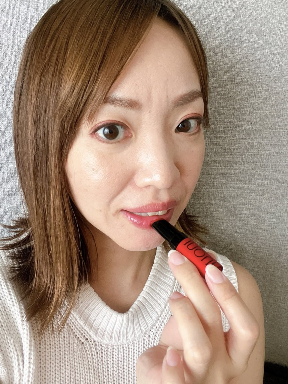 全体に塗ったあと、唇の中央にもう一度ポンポンと重ねるとふっくら感がアップ！