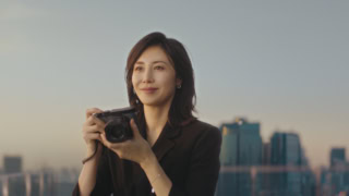 新CM「あなたは、変わらない」篇の松嶋さん。