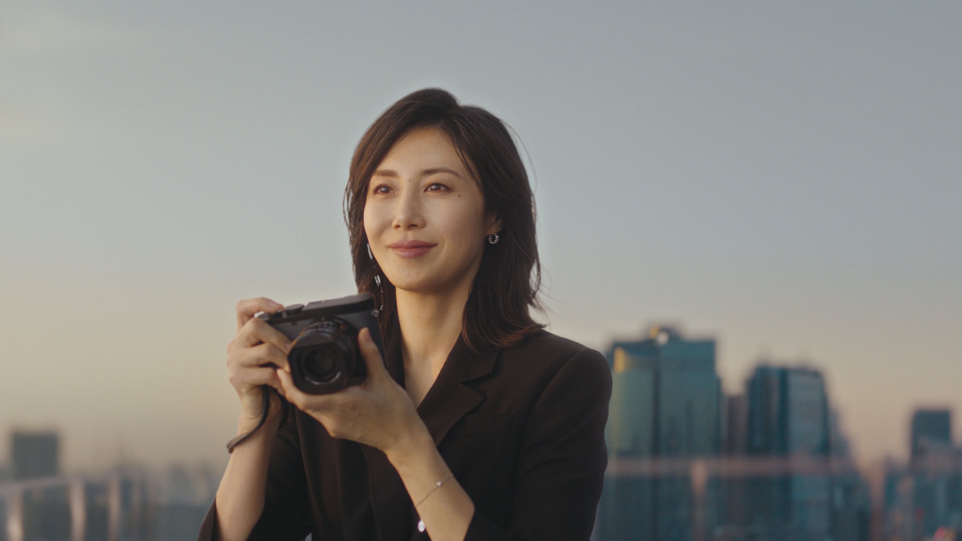 新CM「あなたは、変わらない」篇の松嶋さん。