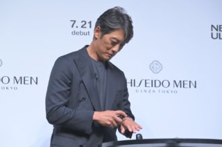 実際に手の甲で試し、「やっぱり香りもよくて、すごく馴染みます。美容液が苦手な男性の方も、とても使いやすいと思います。全然べたつかないです」と話す反町さん。