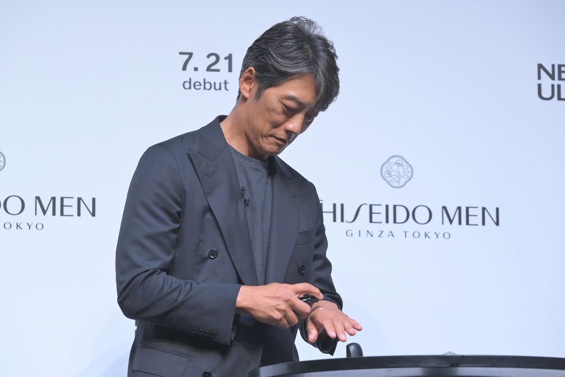 実際に手の甲で試し、「やっぱり香りもよくて、すごく馴染みます。美容液が苦手な男性の方も、とても使いやすいと思います。全然べたつかないです」と話す反町さん。