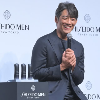 資生堂メン新CM発表会に登壇した反町さん。