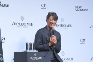 資生堂メン新CM発表会に登壇した反町さん。