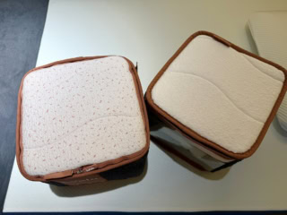 ひんやり感を得られる繊維を配合した夏用カバー（右）と、ふんわりした肌触りが心地いい冬用カバー（左）。