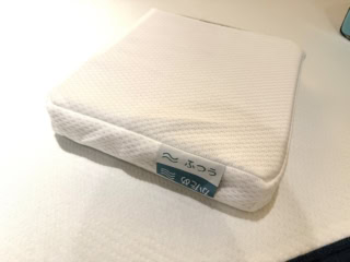 上層部分は、「ふつう」と「かため」の2層がひとつに。ひっくり返してマットレスにセットするだけでOKです。